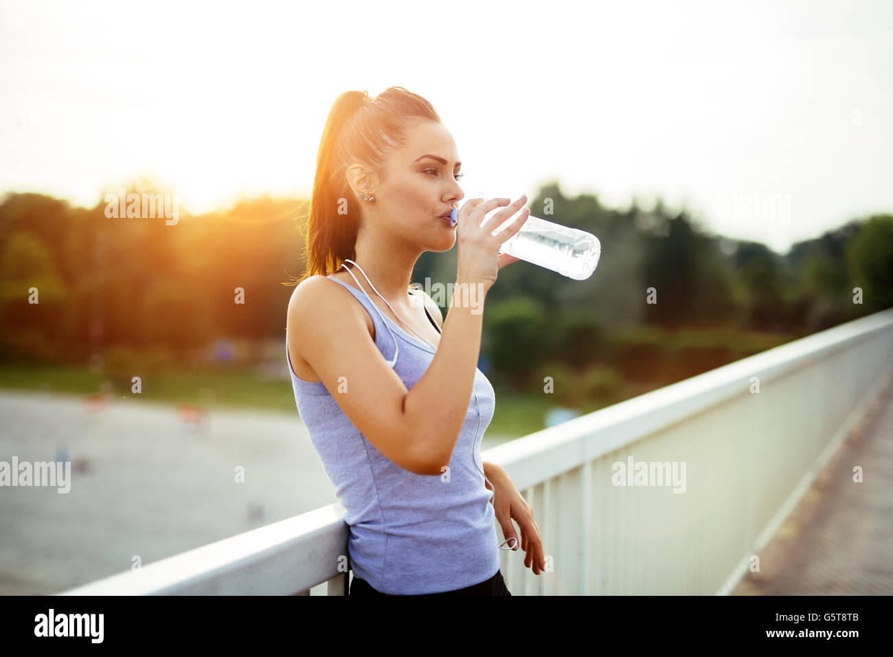 Frau Trinkwasser nach der Ausführung bleiben hydratisiert Stockfoto