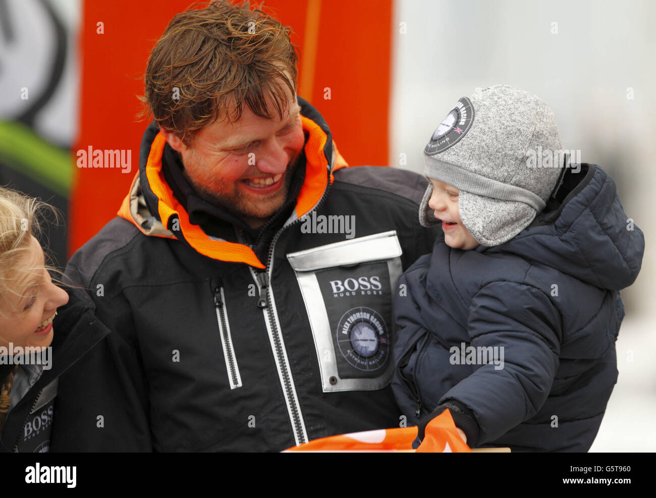 Der britische Segler Alex Thomson mit seiner Frau Kate und seinem zweijährigen Sohn Oscar kehrte nach Les Sables d'Olonne, Frankreich, zurück und beendete das Vendee Globe Yacht Race auf dem dritten Platz. Stockfoto