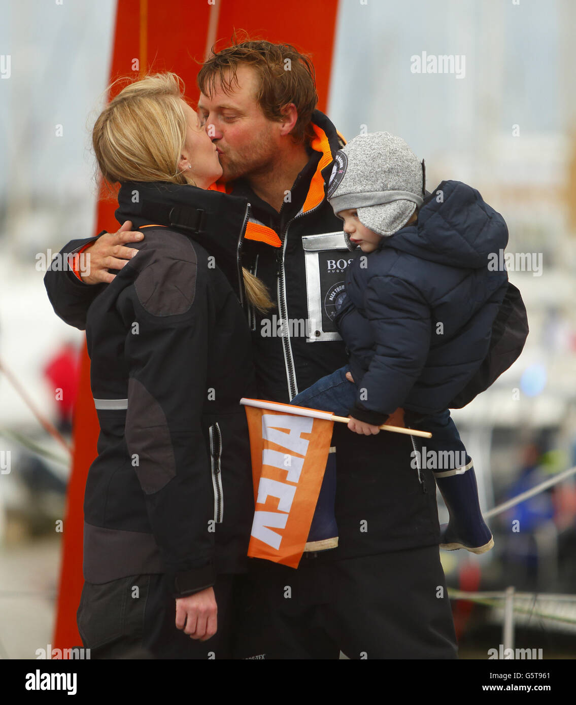 Der britische Segler Alex Thomson mit seiner Frau Kate und seinem zweijährigen Sohn Oscar kehrte nach Les Sables d'Olonne, Frankreich, zurück und beendete das Vendee Globe Yacht Race auf dem dritten Platz. Stockfoto