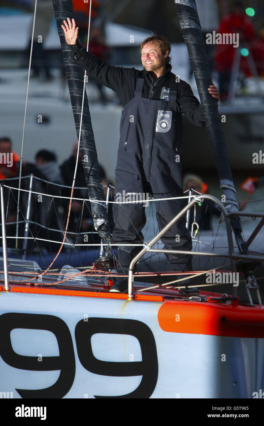 Der britische Segler Alex Thomson feiert seine Rückkehr nach Les Sables d'Olonne, Frankreich, um das Vendee Globe Yacht Race auf dem dritten Platz zu beenden. Stockfoto