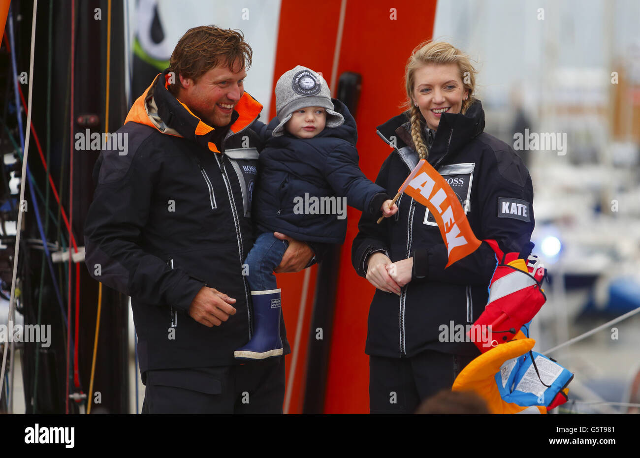 Der britische Segler Alex Thomson feiert mit seiner Frau Kate und seinem zweijährigen Sohn Oscar nach seiner Rückkehr nach Les Sables d'Olonne, Frankreich, das Vendee Globe Yacht Race auf dem dritten Platz. Stockfoto