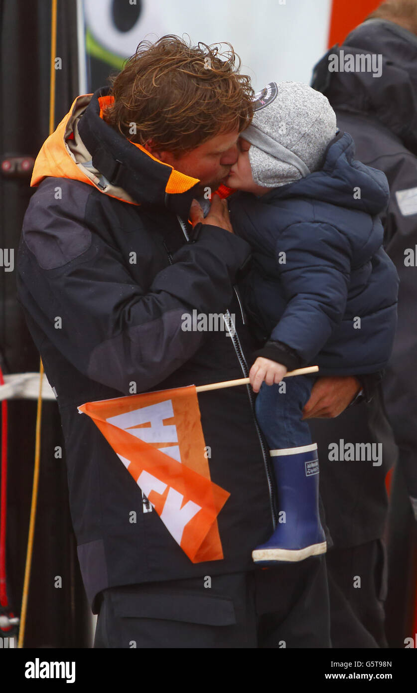 Der britische Segler Alex Thomson küsst seinen zweijährigen Sohn Oscar, nachdem er nach Les Sables d'Olonne, Frankreich, zurückgekehrt ist und das Vendee Globe Yacht Race auf dem dritten Platz beendet hat. Stockfoto