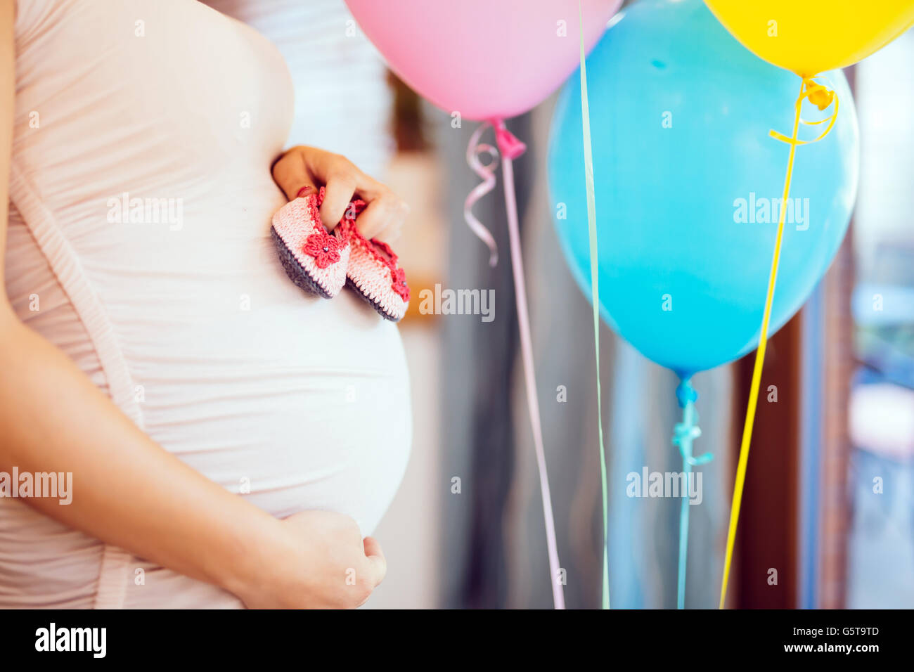 Glücklich schwanger Frau erwartet ein Mädchen Stockfoto