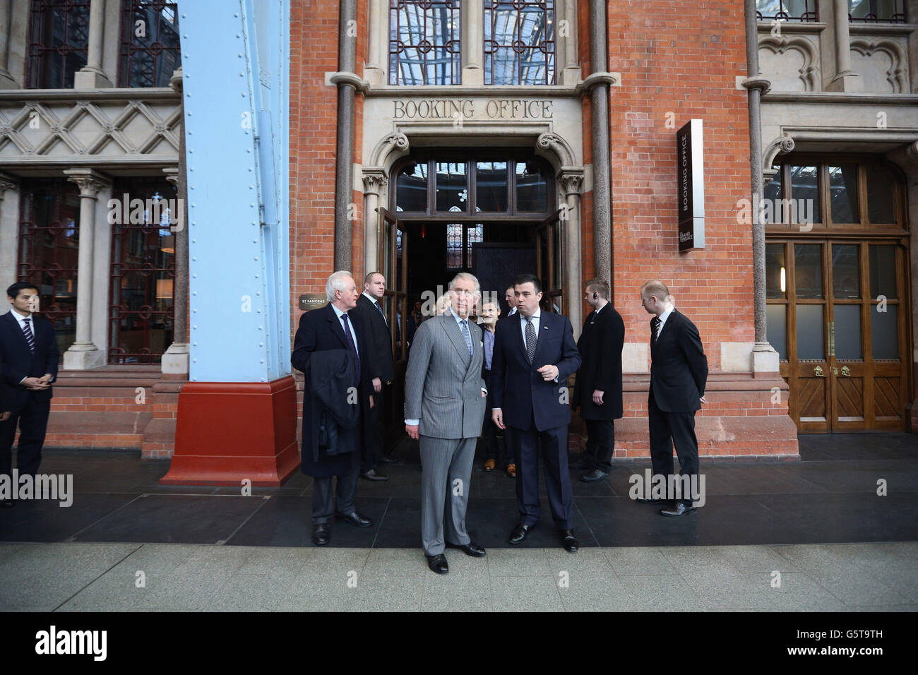 The Prince of Wales (Mitte links) und Kevin Kelly (Mitte rechts), General Manager des St Pancras Renaissance London Hotels bewundern Sie die Architektur bei einem Besuch im St Pancras Renaissance London Hotel, das neben dem St Pancras International Station in London liegt, da sie 150 Jahre Londoner U-Bahn markieren. Stockfoto