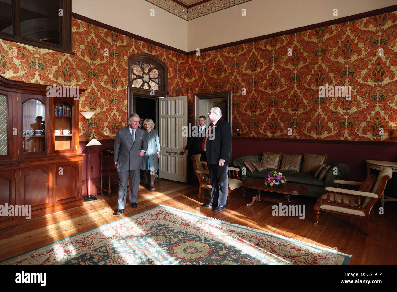 Der Prinz von Wales (links) und die Herzogin von Cornwall bewundern ein Gästezimmer während eines Besuchs im kürzlich erneuerten St. Pancras Renaissance London Hotel neben dem St. Pancras International, da sie 150 Jahre Londoner U-Bahn markieren. Stockfoto