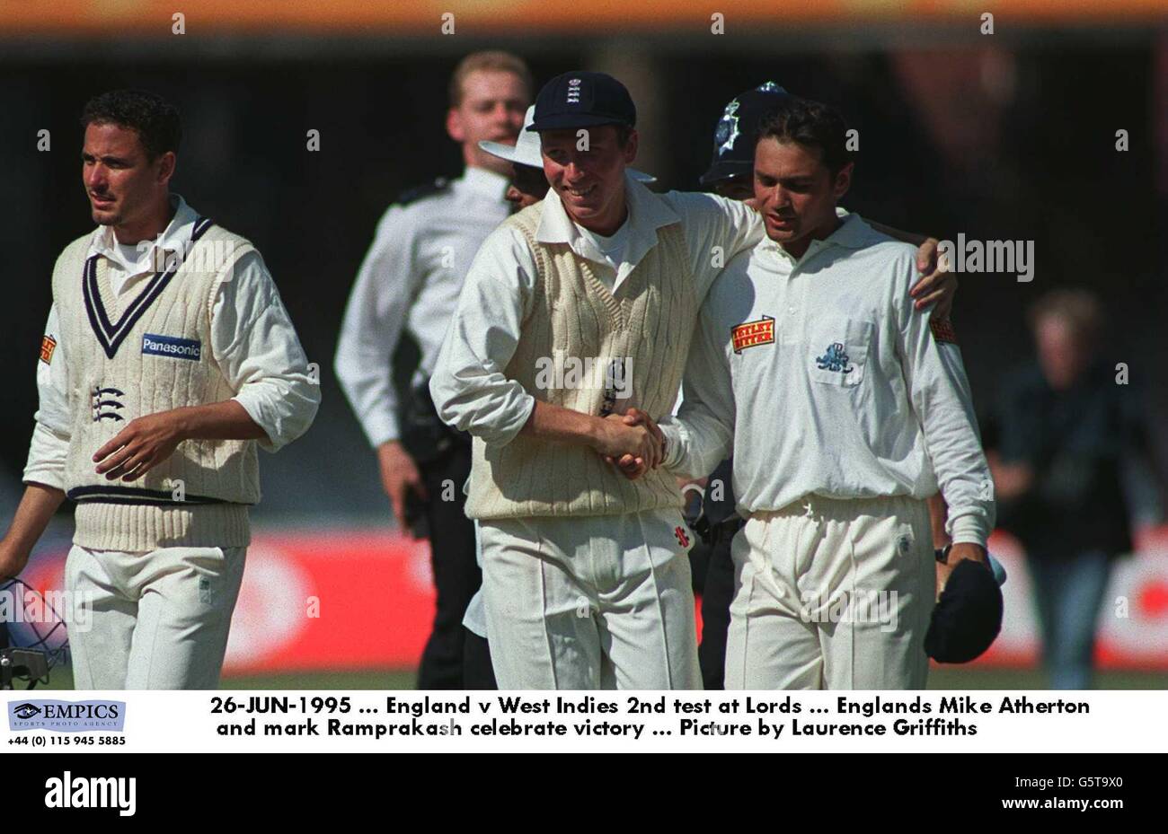 26-JUN-1995 ... England gegen West Indies 2. Test bei Lords ... Englands Mike Atherton und Mark Ramprakash feiern den Sieg ... Bild von Laurence Griffiths Stockfoto