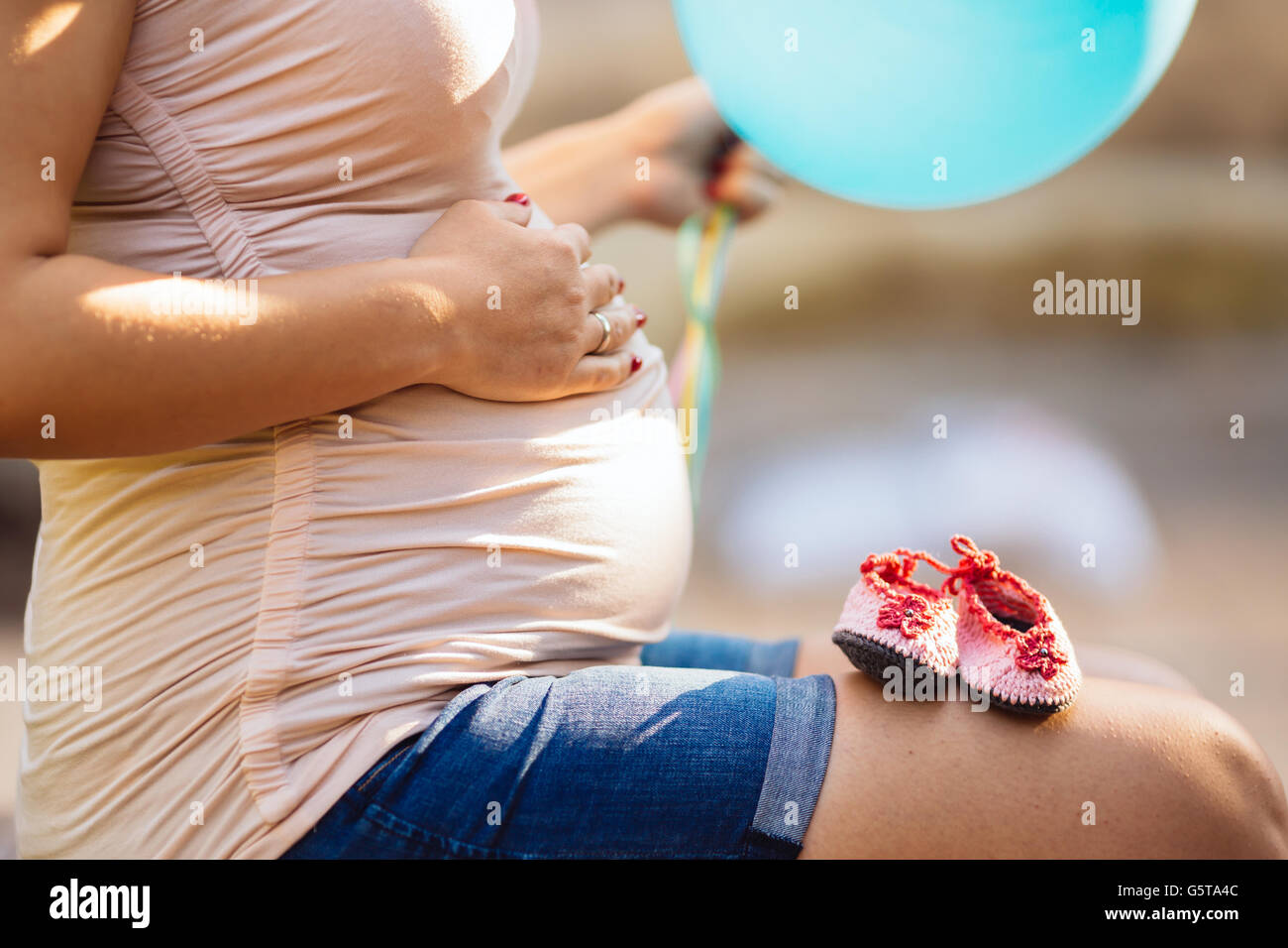 Glücklich schwanger Frau erwartet ein Mädchen Stockfoto