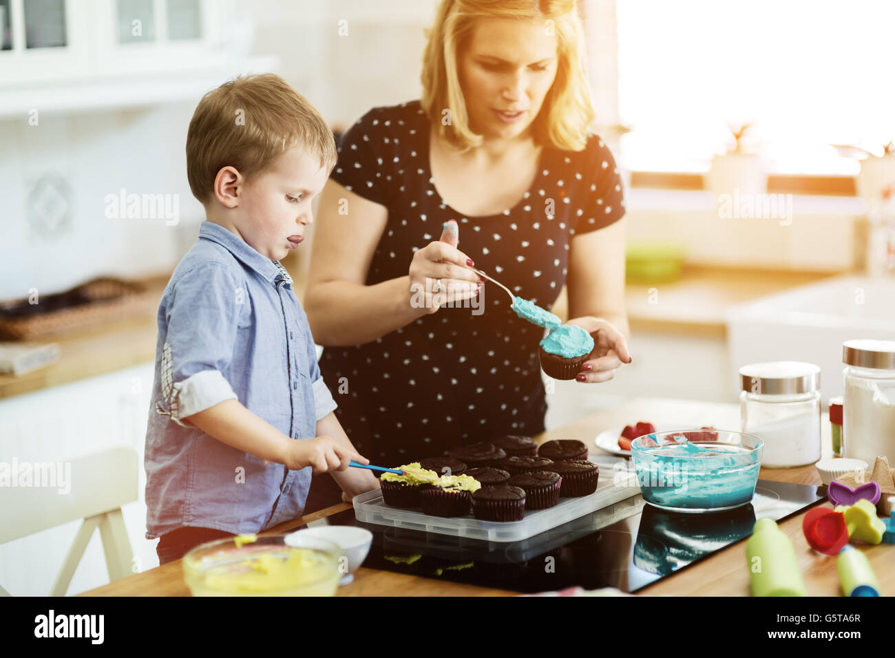 Glückliche Mutter und Kind in der Küche und bereitet cookies Stockfoto