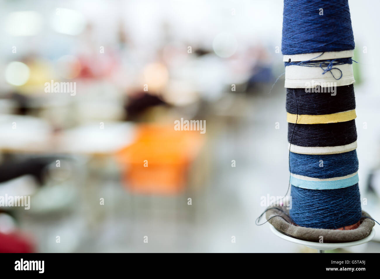 Wolle und Garn Spulen auf Schreibtisch in der Textilindustrie verwendet Stockfoto