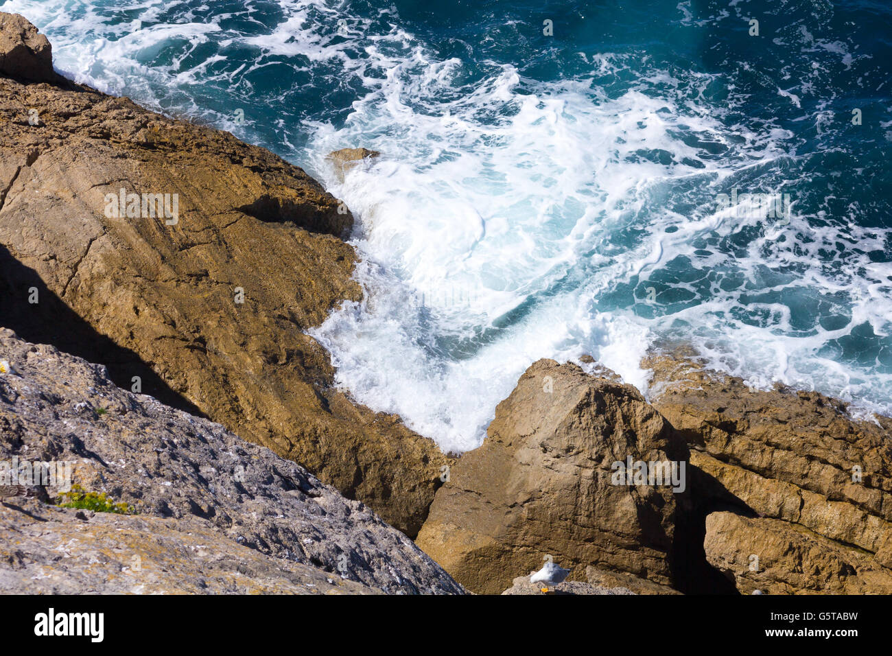 Ozeanwellen an den Felsen mit weißer Schaum Stockfoto