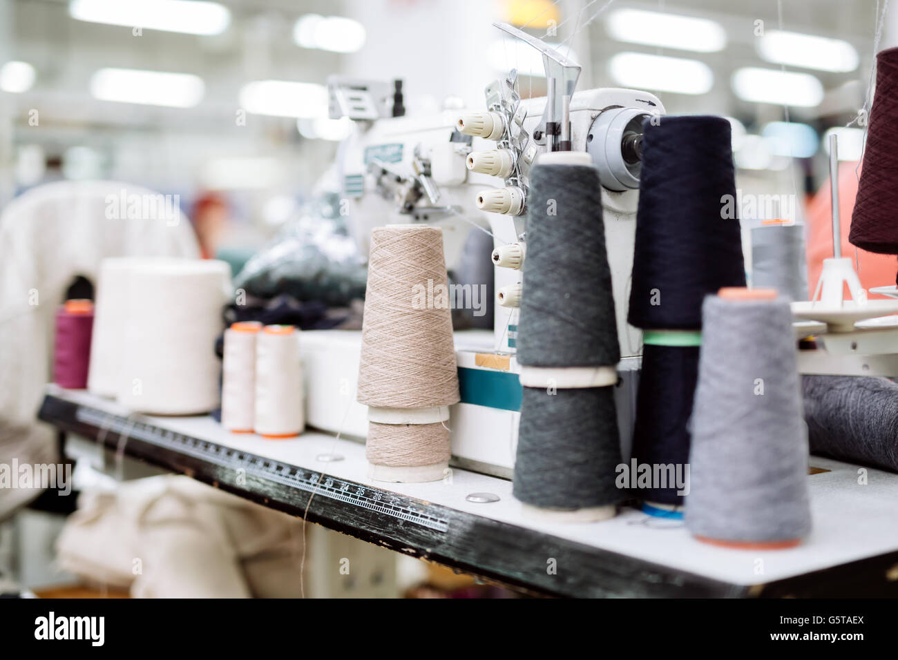 Wolle und Garn Spulen auf Schreibtisch in der Textilindustrie verwendet Stockfoto