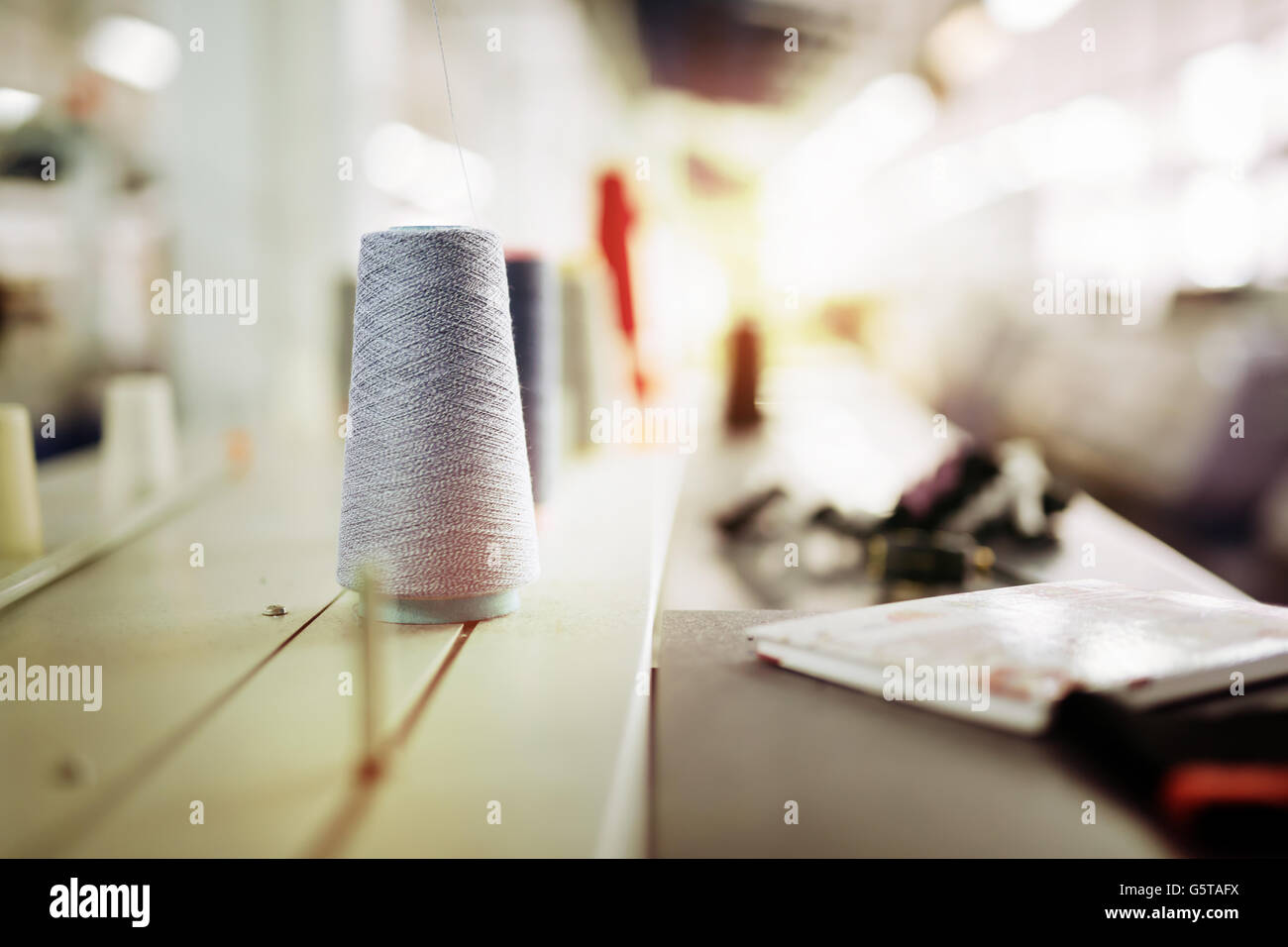 Wolle und Garn Spulen auf Schreibtisch in der Textilindustrie verwendet Stockfoto