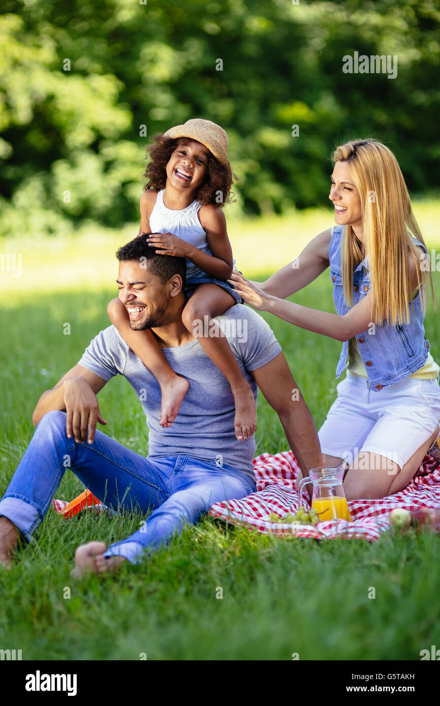 Familie picknicken im Freien mit ihrer süßen Tochter Stockfoto