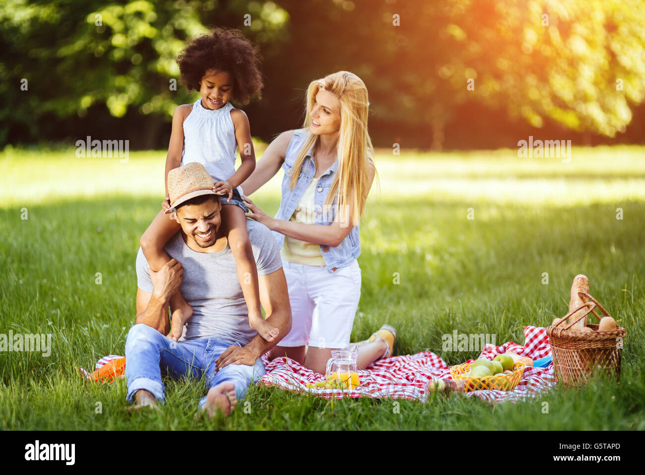 Fröhliche glückliche Familie Picknick an einem schönen Tag Stockfoto