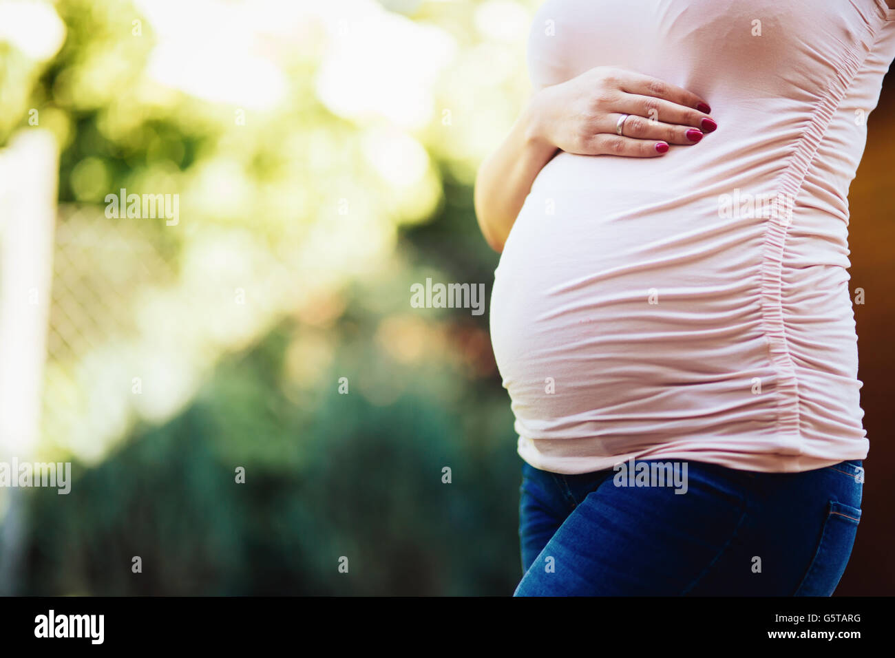 Schwangere Frau im dritten trimester Stockfoto