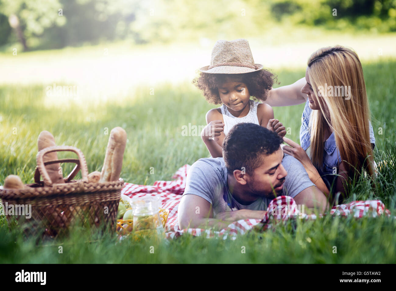Familie picknicken im Freien mit ihrer süßen Tochter Stockfoto