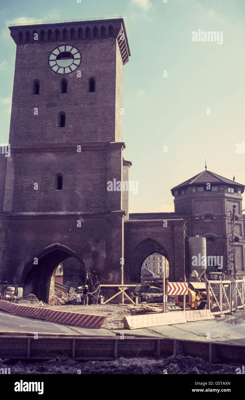 Isartor München beim Wiederaufbau zu Beginn der 1970er Jahre Das Isartor von München Anfang der Siebziger Jahre Stockfoto