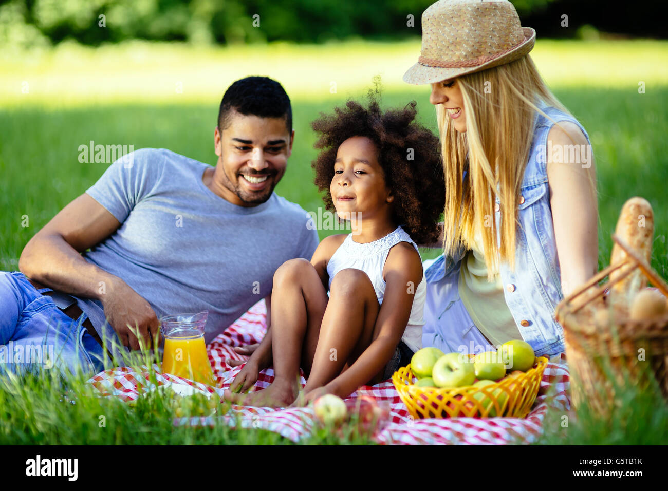 Familie picknicken im Freien mit ihrer süßen Tochter Stockfoto
