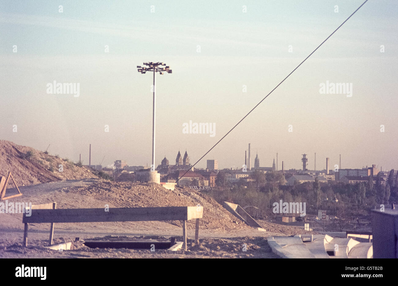 Skyline von München von der Baustelle für den Olympiapark am Oberwiesenfeld im November 1971.München, Bayern, Deutschland, 1971 Stockfoto