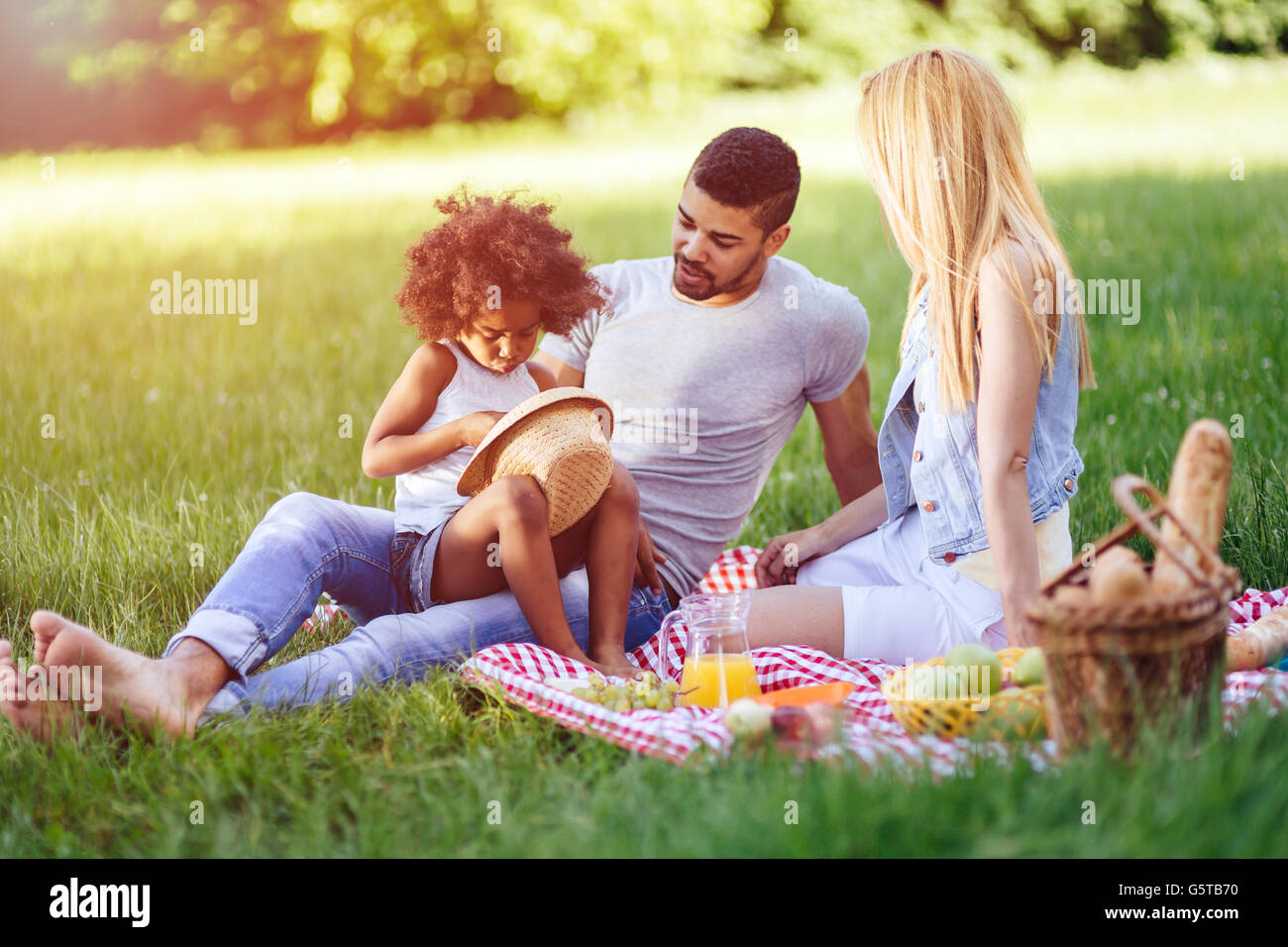Fröhliche Familie widmet Zeit zusammen am Wochenende Picknick Stockfoto