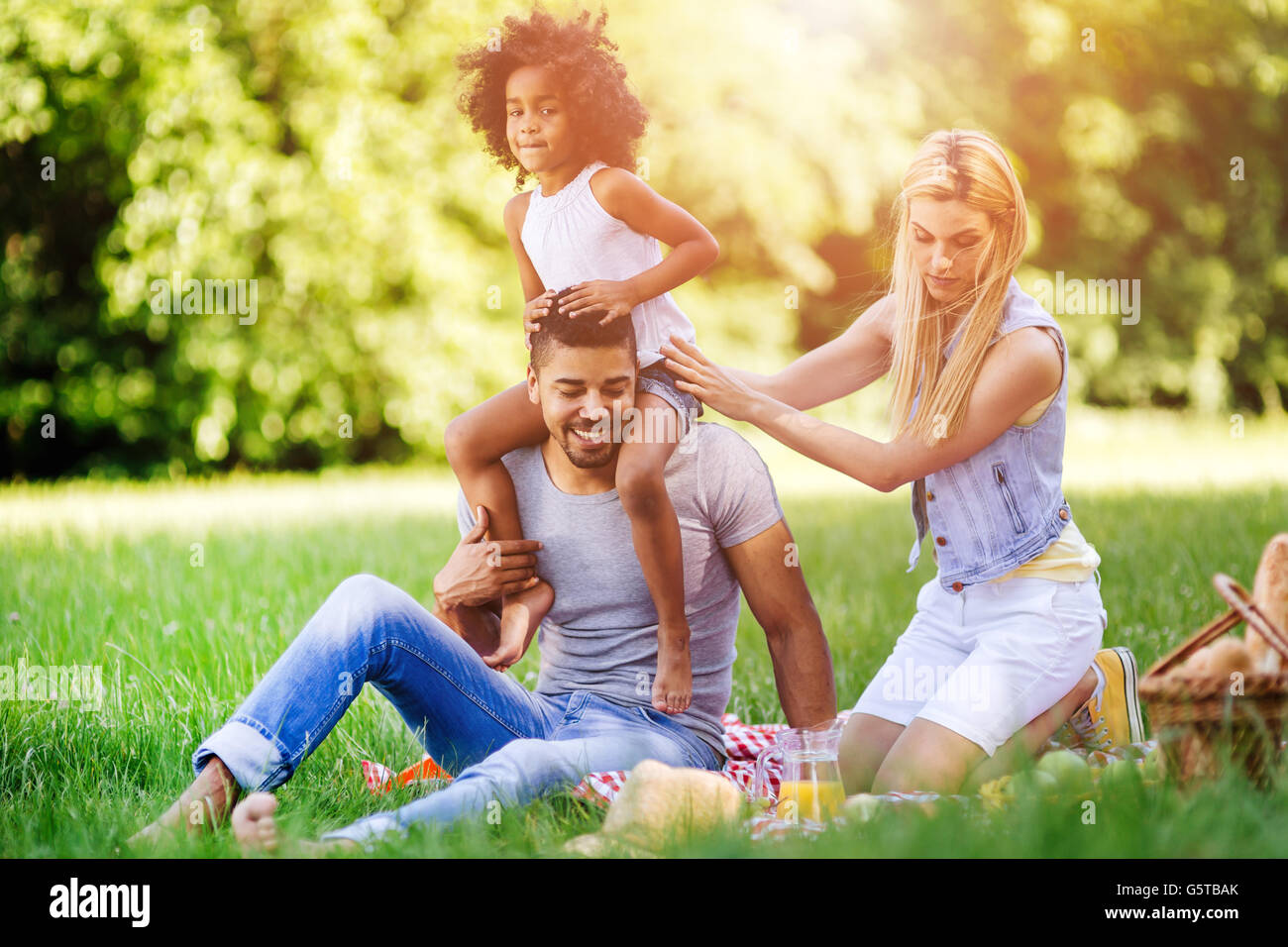 Fröhliche Familie widmet Zeit zusammen am Wochenende Picknick Stockfoto