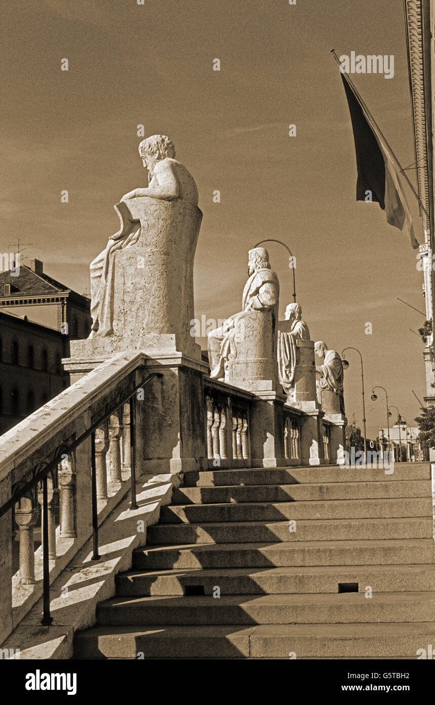 Eingangsportal der Bayerischen Staatsbibliothek. Die steinernen Figuren der Famouns Griechen am Eingang der BSB München 1974 Stockfoto