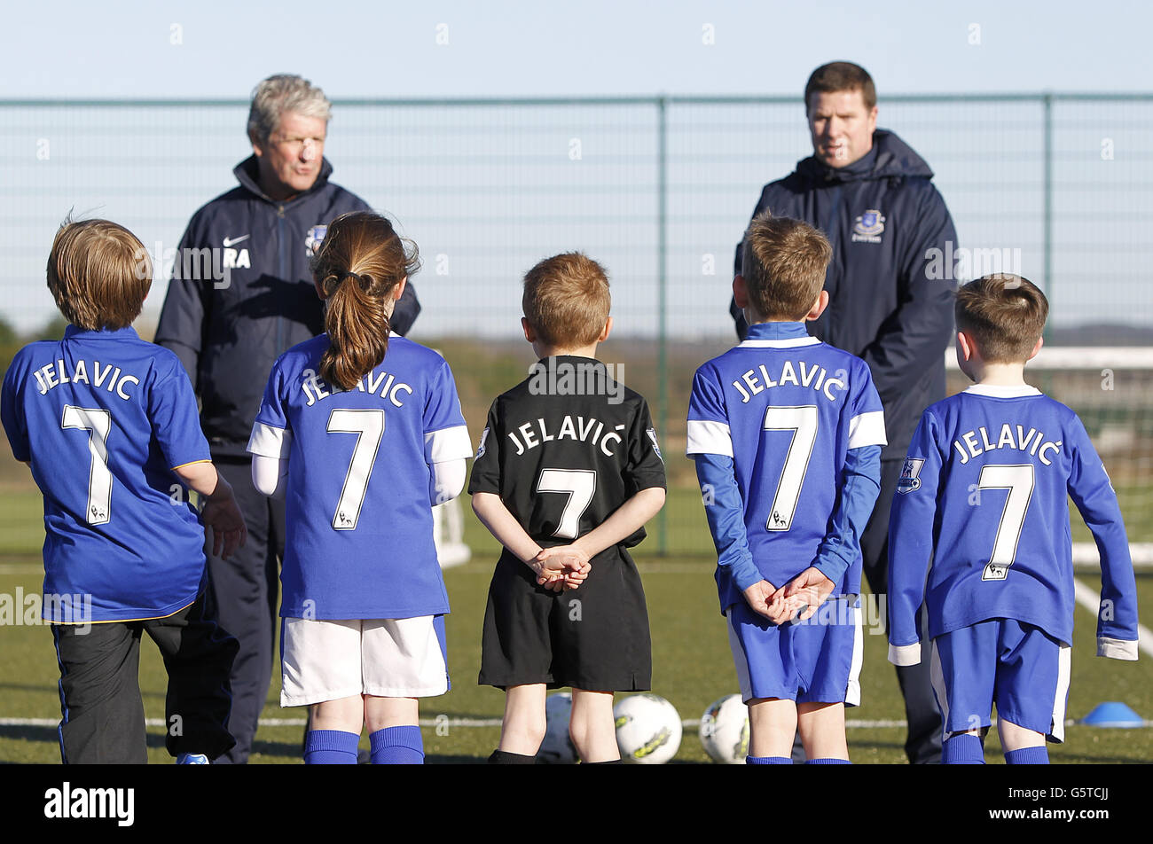 Offizielle Everton-Maskottchen tragen alle Nikica Jelavic Replik-Shirts während des Trainings auf der Finch Farm während des 25-jährigen Jubiläums von Everton in the Community Stockfoto