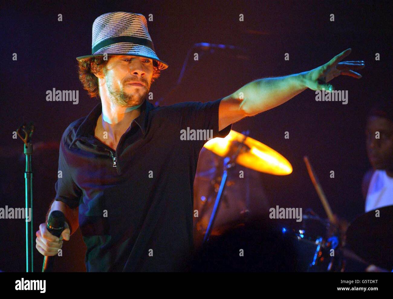 Jay Kay und seine Band Jamiroquai treten im Rahmen der Carling Homecoming-Konzertreihe auf der Bühne des Broadway Boulevard in Ealing, West London, auf. * Jamiroquai, die zu ihrem alten Stampfland Ealing zurückkehrt, spielen ihren kleinsten Gig seit über zehn Jahren vor einem Publikum von 300 Fans. Stockfoto