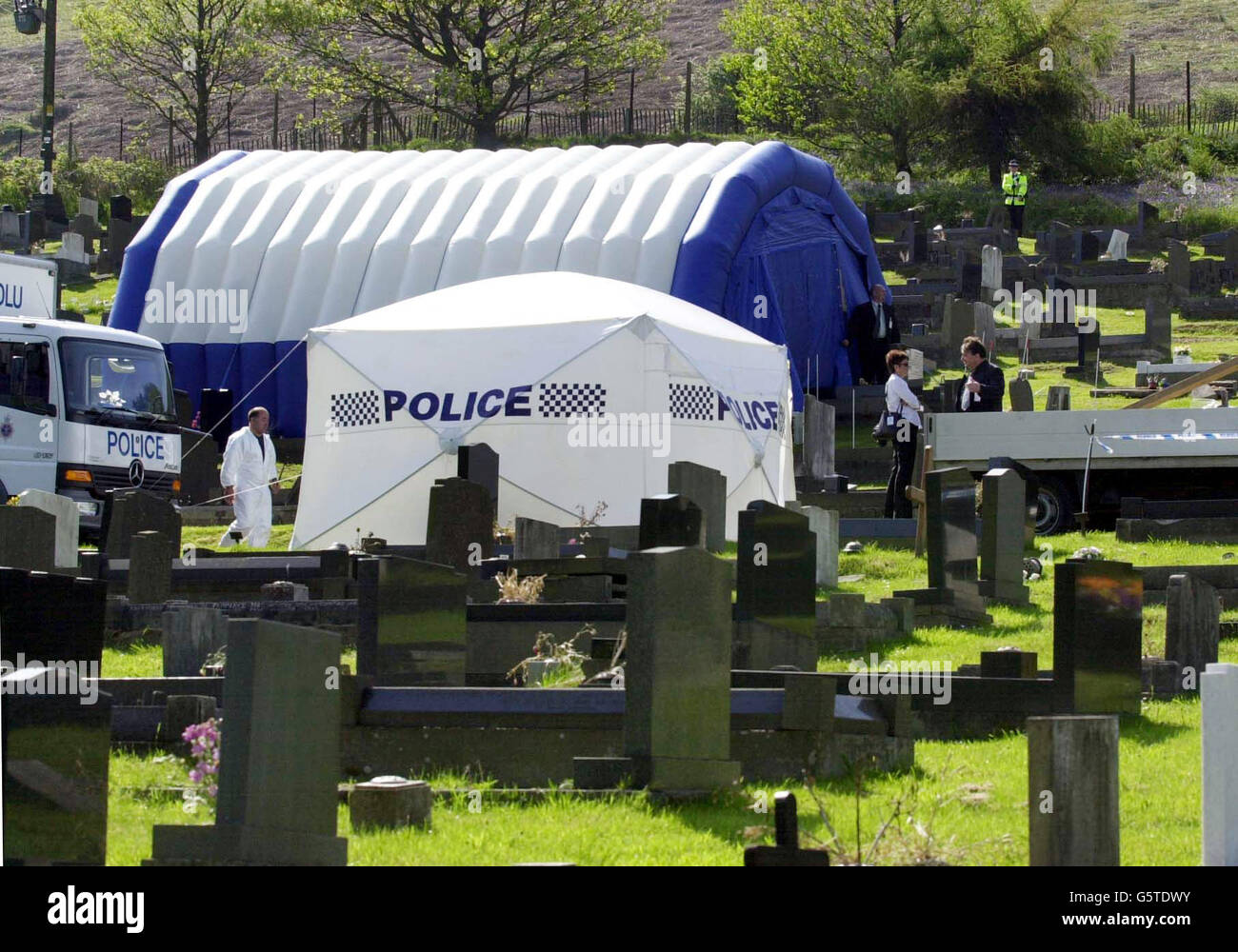 Ein Polizeizelt bedeckt das Grab von Joseph Kappen auf dem Friedhof von Goytre in der Nähe von Port Talbot, Südwales. Die Polizei bereitet sich darauf vor, den Leichnam zu exhumieren, weil Kappen ein Hauptverdächtiger bei der Untersuchung der Morde an drei Mädchen im Teenageralter vor fast 30 Jahren ist. Stockfoto