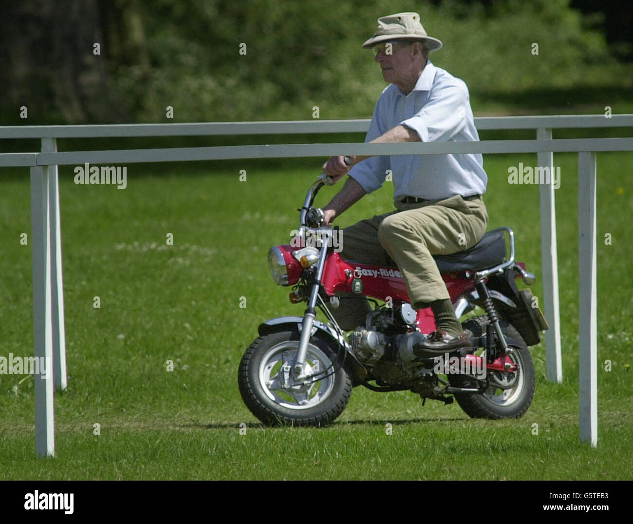 Der Duke of Edinburgh fährt mit einem Mini-Motorrad um die Royal Windsor Horse Show, um seiner Freundin Lady Romsey beim Carriage Driving Competition zuzusehen. Stockfoto