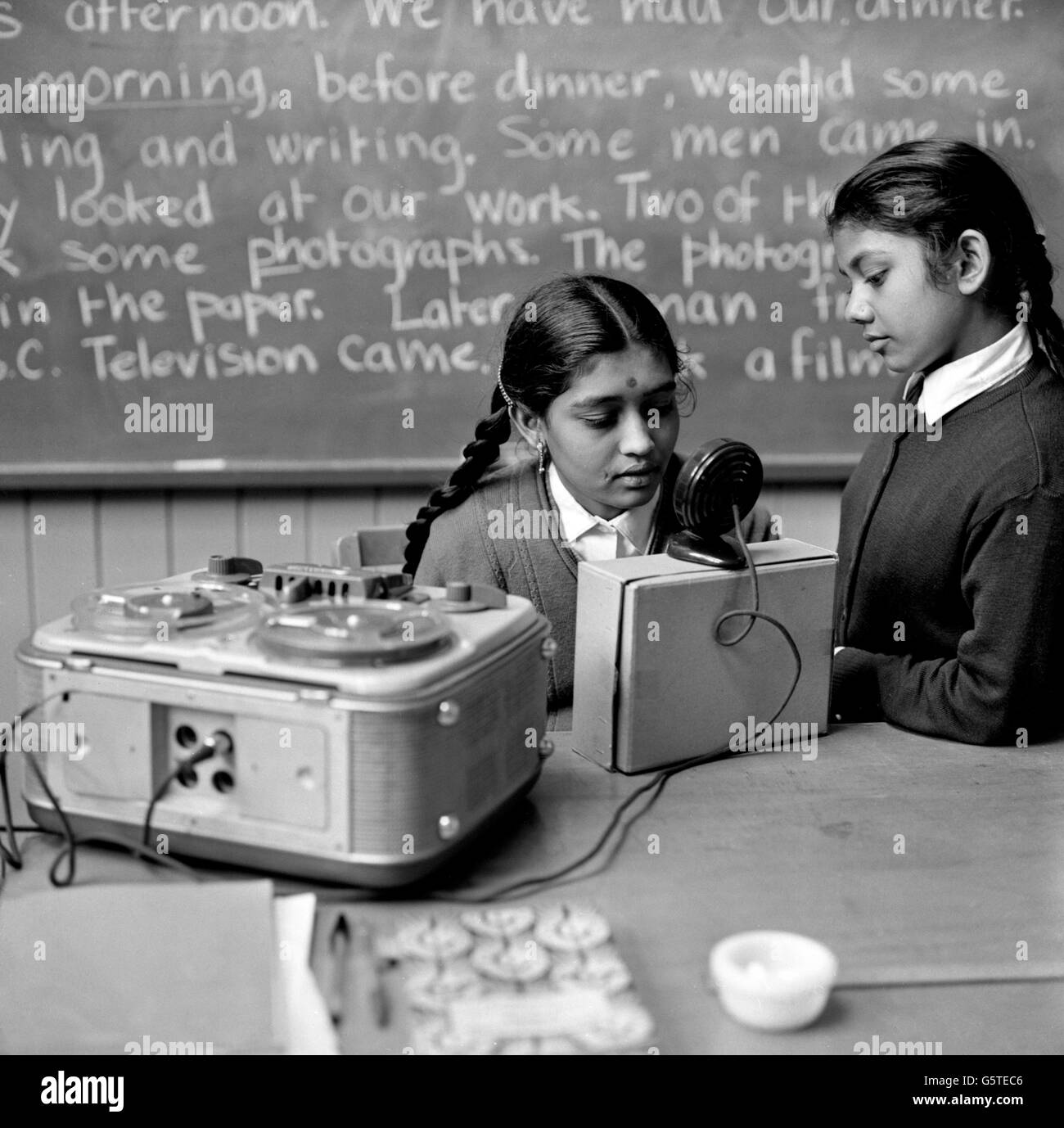 Bildung - Englisch-Unterricht - Jasubin Patel und Zulekna Gora - Whetley Lane Sekundarschule - Bradford Stockfoto