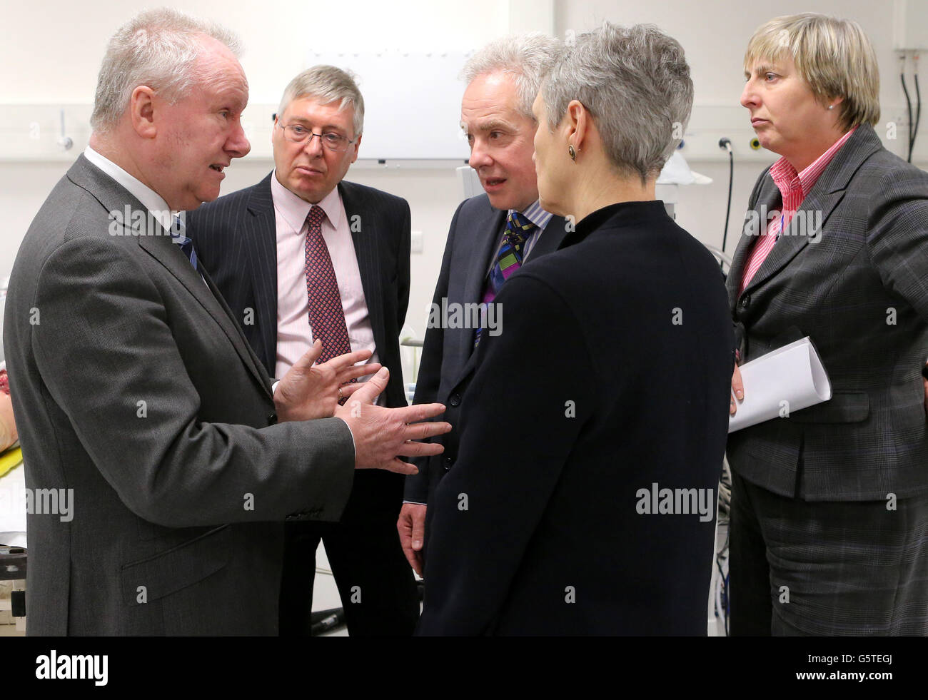 Gesundheitsminister Alex Neil (links) chattet mit Alex Linkston, Vorsitzender des NHS Forth Valley (Mitte links), Malcolm Wright, Chief Executive NHS Education for Scotland (Mitte rechts), Professor Fiona Mackenzie, Chief Executive NHS Forth Valley und Lindsay Burley, Vorsitzender des NHS Education for Scotland (zurück zur Kamera), Während eines Besuchs im Scottish Clinical Simulation Center im Forth Valley Royal Hospital. Stockfoto