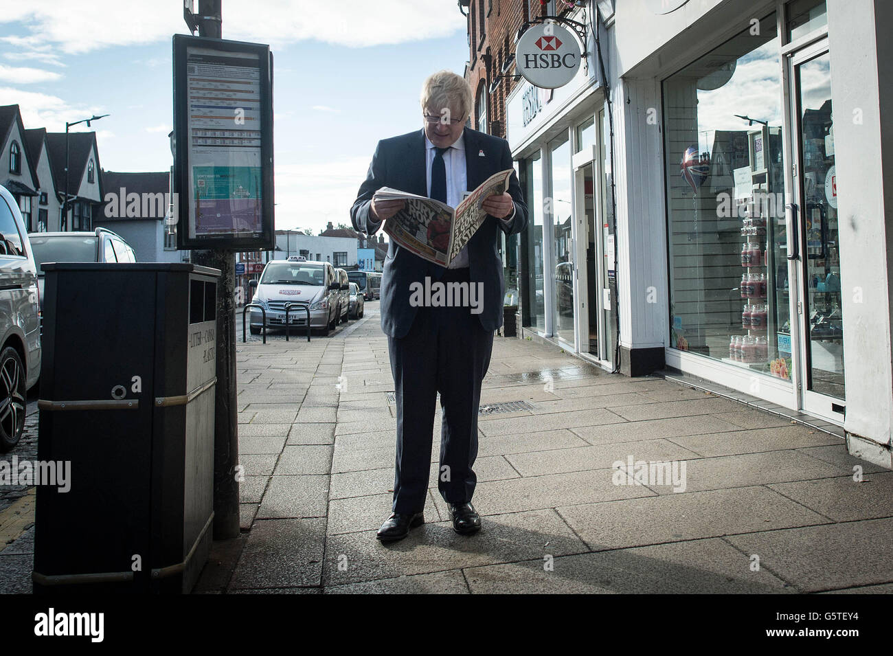 Boris Johnson liest eine Zeitung in Maldon, Essex, wo er im Auftrag von Abstimmung verlassen vor Donnerstag EU-Referendum bewarb. Stockfoto