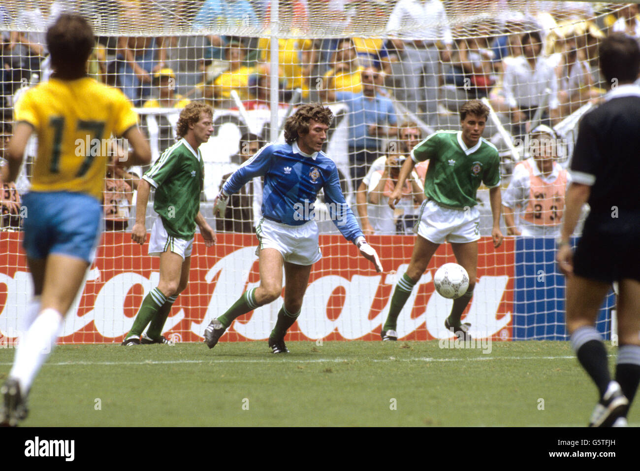 Torwart Pat Jennings bei seinem letzten Auftritt für Nordirland. Ebenfalls für Nordirland abgebildet sind Jimmy Nicholl (l) und Mal Donaghy (r). Stockfoto