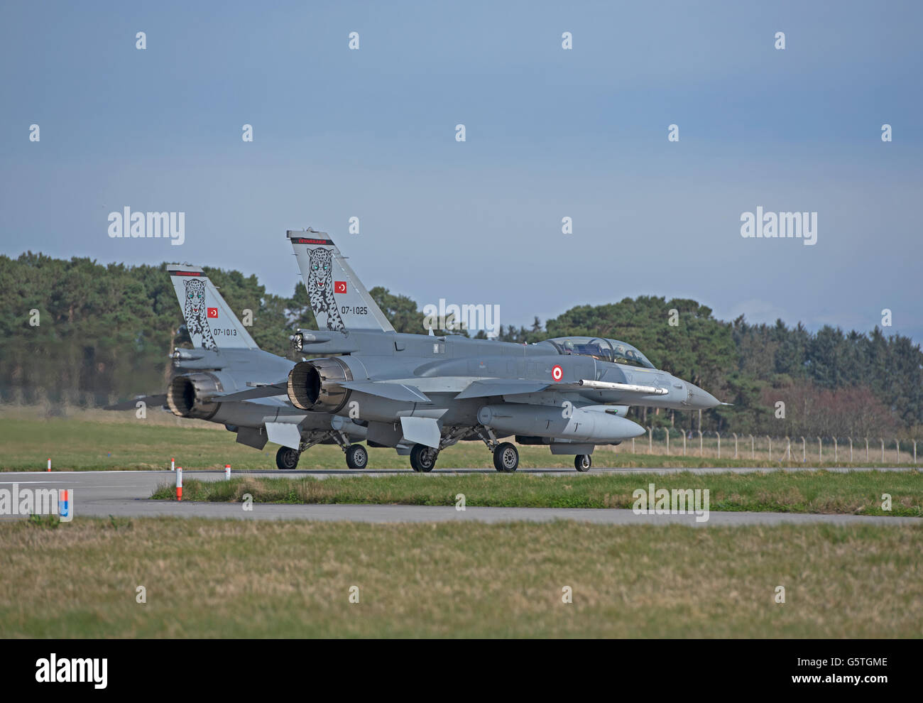 Türkische Luftwaffe General Dynamics F16 einzigen Sitz Fighter Jets serielle Reg 07-1025 & 13 Joint RAF Lossiemouth SCO 10.547. Stockfoto