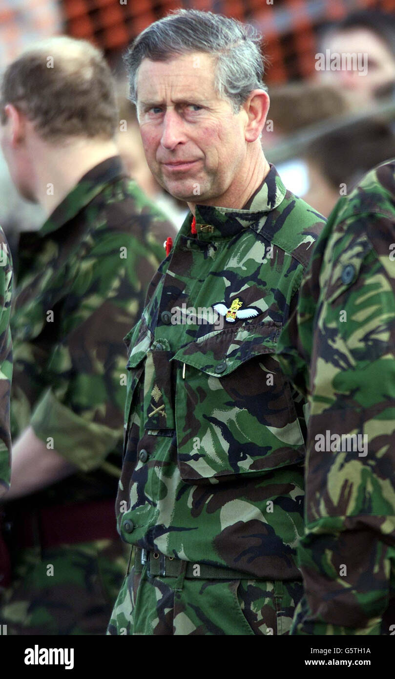 Der Prinz von Wales verabschiedet sich von Soldaten der C Gurkha Company, die das Parachute Regiment, an das sie seit fünf Jahren angeschlossen sind, auf dem Flugplatz Wattisham in Suffolk verlassen. * die Soldaten schlossen sich zusammen, um die Zahl zu verstärken, als die Stabsstärke niedrig war, aber jetzt ist das Regiment wieder voll in Kraft, die Gurkhas kehren zu ihrer Elterneinheit, den Royal Gurkha Gewehren, mit Sitz in Folkestone, Kent, zurück. Der Prinz war auf der Flugbasis, um eine Demonstration der neuesten Version des Apache-Hubschrauber zu sehen. Stockfoto