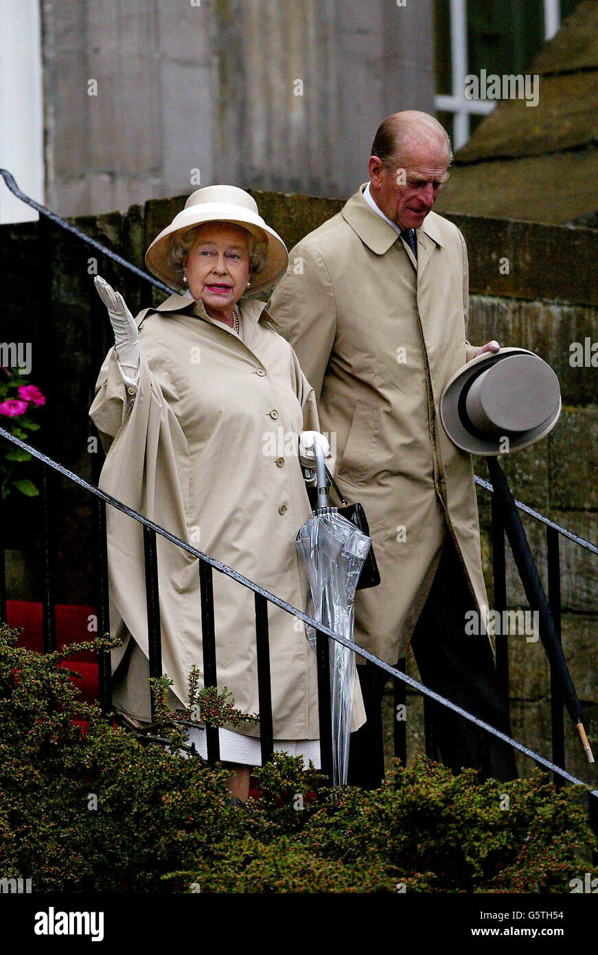 Die britische Königin Elizabeth II. Und der Herzog von Edinburgh kommen die Stufen des Holyrood Palace hinunter, um an der Gartenparty teilzunehmen. Die Königin ist am dritten Tag ihrer goldenen Jubiläumstour durch Schottland. Stockfoto