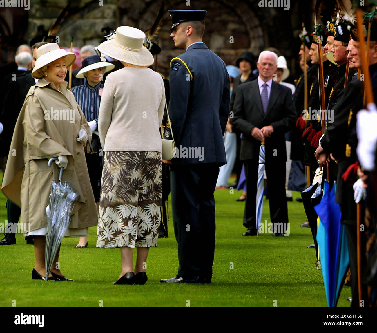 Die britische Königin Elizabeth II lächelt während der Royal Garden Party im Holyrood Palace in Edinburgh. Die Königin ist am dritten Tag ihrer goldenen Jubiläumstour durch Schottland. Stockfoto