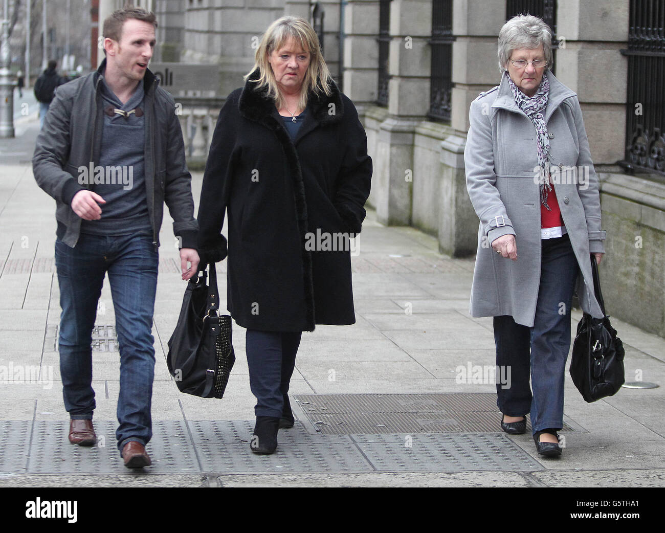 L-R Maureen Sullivan und Marina Gambold, die in den Wäschereien von Magdalene arbeiteten, treffen sich im Leinster House mit dem Taoiseach, um sich für eine staatliche Entschuldigung für ihre Behandlung zu entschuldigen. Stockfoto