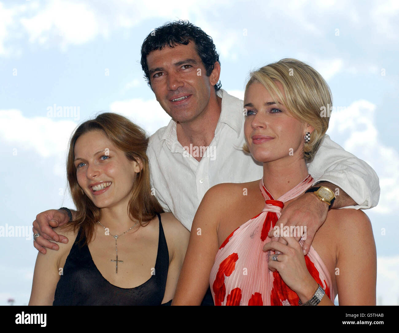 Der spanische Schauspieler Antonio Banderas mit den Schauspielerinnen Rebbecca Romijn-stamoset (rechts) und Rie Rasmussen während der Fotozelle für 'Femme Fatale' im Palais des Festivals während der 55. Cannes Festival. Stockfoto