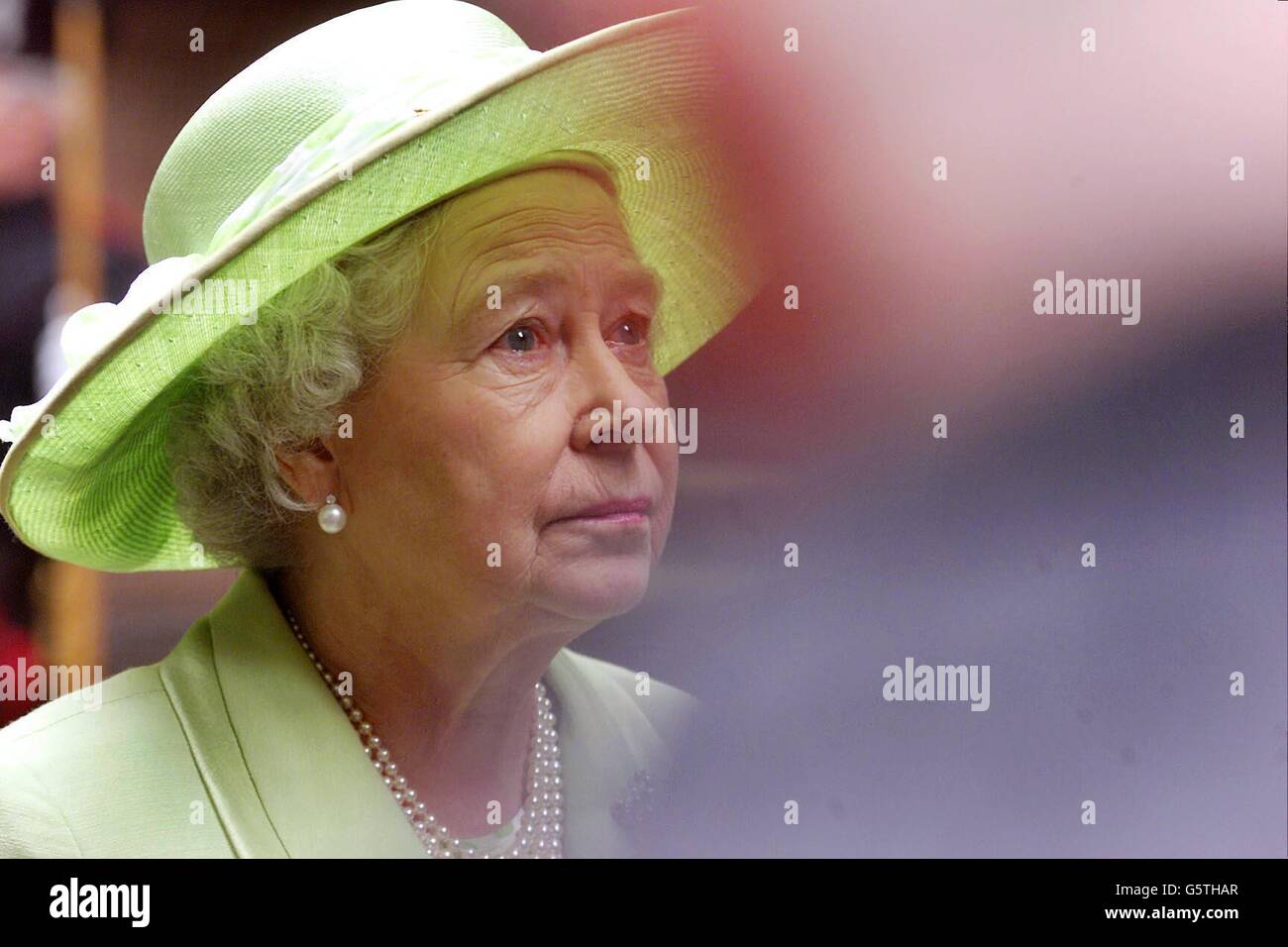 Die britische Königin Elizabeth II., nachdem sie an der Eröffnung der Generalversammlung in Edinburgh teilgenommen hatte. Stockfoto