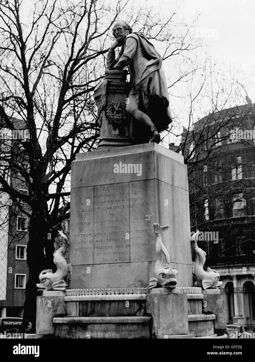 Eine Statue von William Shakespeare auf dem Leicester Square in London. Stockfoto