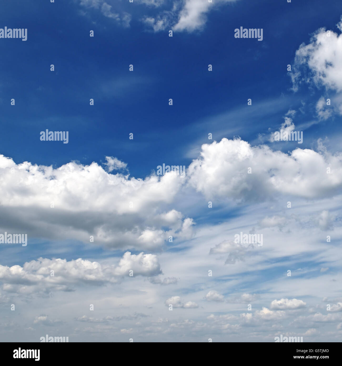 schöne Wolken am blauen Himmel Stockfoto
