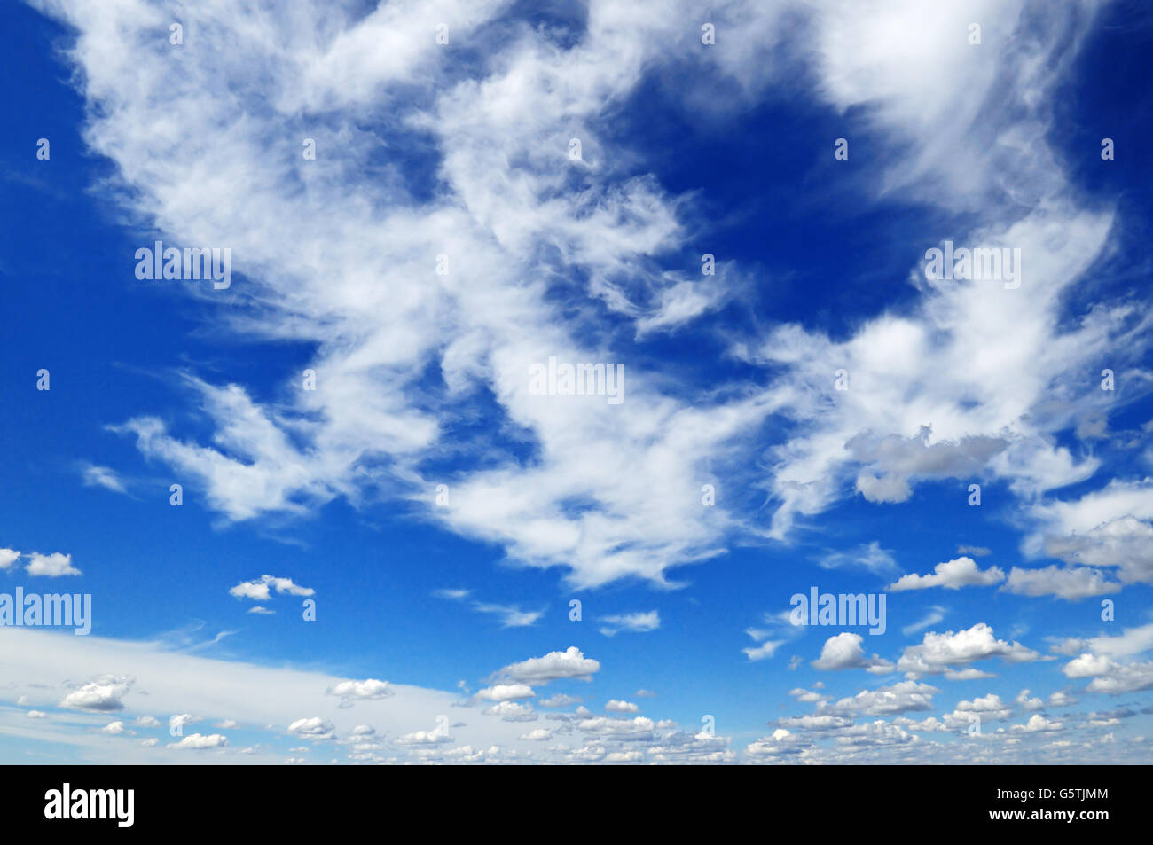 schöne Wolken am blauen Himmel Stockfoto