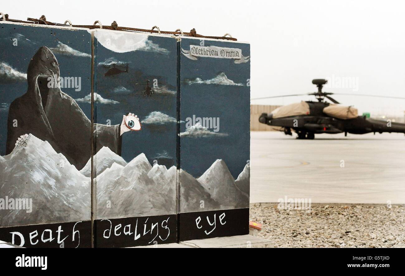 12/12/2012 EIN fast fertig bemaltes Wandbild von 662 Squadron auf einer vorgefertigten Sprengwand zwischen Apache Hubschrauber Flug-Linie, bei Camp Bastion Süd-Afghanistan, wo Prinz Harry dient als Apache Hubschrauber Pilot / Gunner mit 662 SQD Army Air Corps, von September 2012 für vier Monate bis Januar 2013. Stockfoto