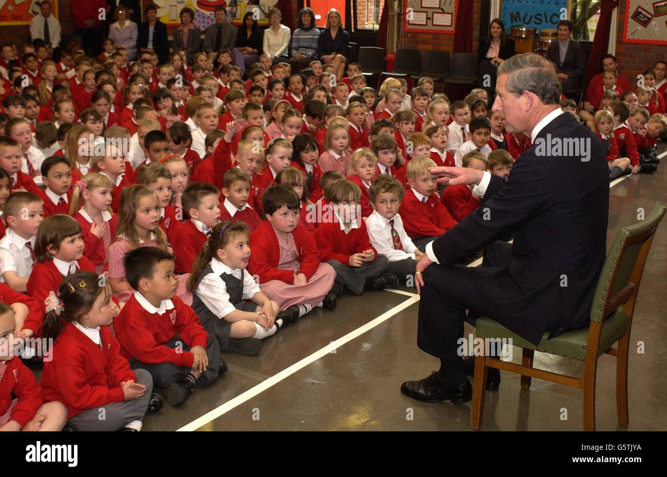 Der Prinz von Wales spricht mit Schülern während eines Besuchs der Fastenstieg-Kombischule in Burnham, in der Nähe von Slough. Die Schule ist ein führendes Licht in einem landesweiten Programm, das von Charles vor fünf Jahren inspiriert wurde und in dem Lehramtsanwärter Vollzeit-praktische Erfahrungen sammeln. *... unter Aufsicht erfahrener Lehrer im Rahmen ihrer Ausbildung. Stockfoto Der Prinz von Wales spricht mit Schülern während eines Besuchs der Fastenstieg-Kombischule in Burnham, in der Nähe von Slough. Die Schule ist ein führendes Licht in einem landesweiten Programm, das von Charles vor fünf Jahren inspiriert wurde und in dem Lehramtsanwärter Vollzeit-praktische Erfahrungen sammeln. *... unter Aufsicht erfahrener Lehrer im Rahmen ihrer Ausbildung. Stockfoto