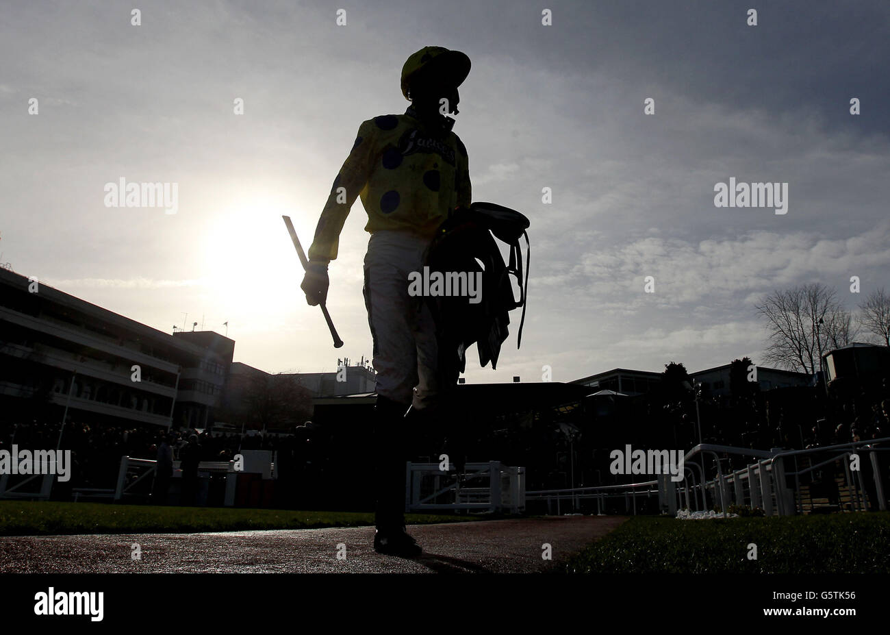 Aidan Coleman macht seinen Weg nach der Timeform Novices & Acute; Handicap Chase während des Festival Trials Day auf der Cheltenham Racecourse. Stockfoto
