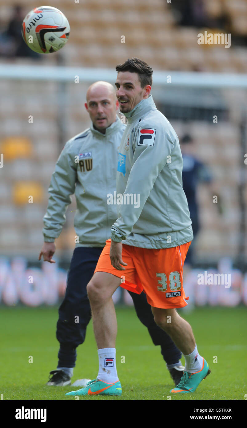 Blackpools Neuzugang Matt Derbyshire wärmt sich vor dem Spiel der npower Football League Championship in Molineux, Wolverhampton, auf. Stockfoto