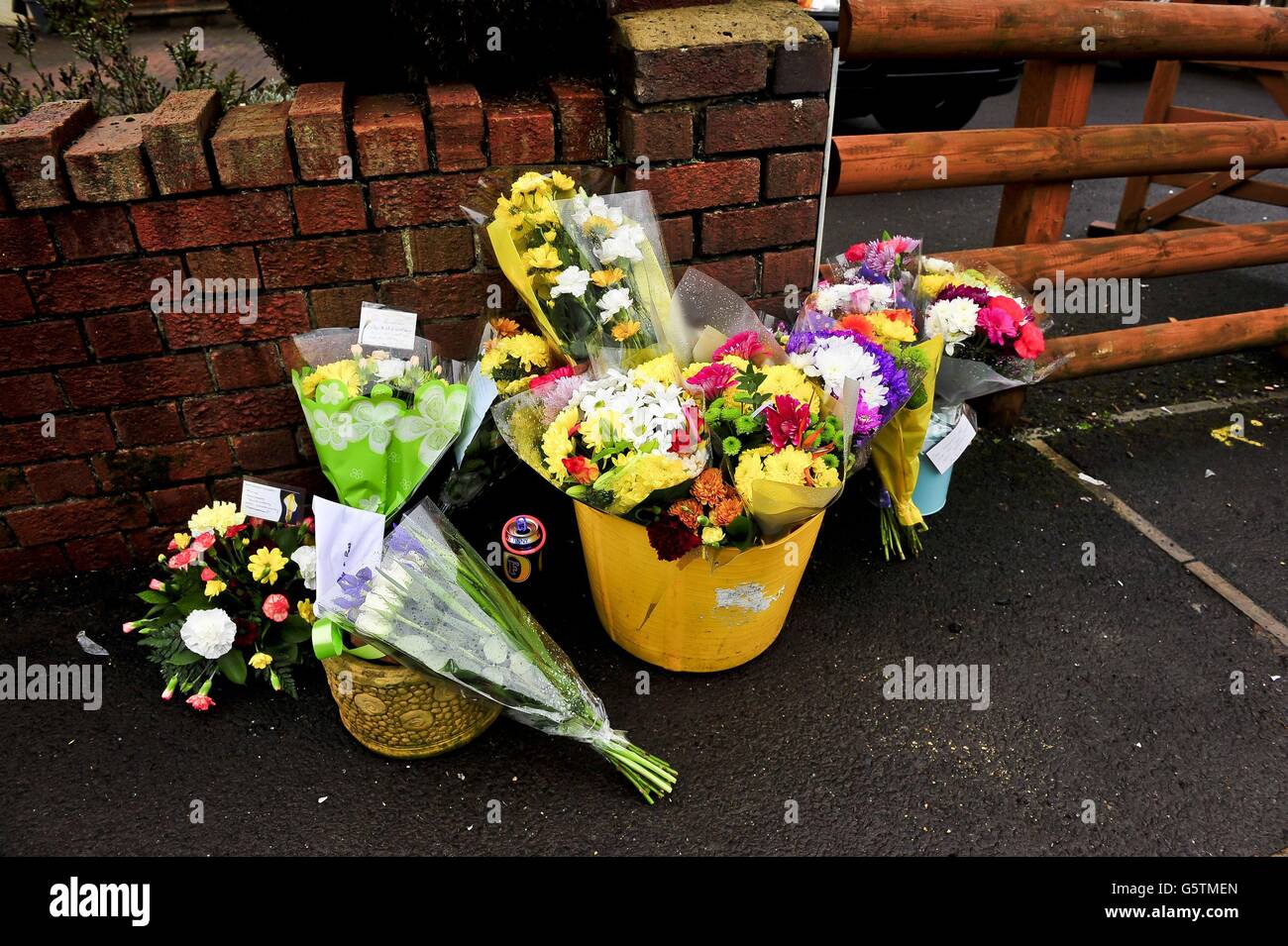 Blumengebete an Ross Simons, 34, und seine Frau Clare, 30, die beide am Sonntag in Hanham, nahe Bristol, bei einem offensichtlichen Hit-and-Run mit dem Paar auf einem Tandemrad starben. Stockfoto