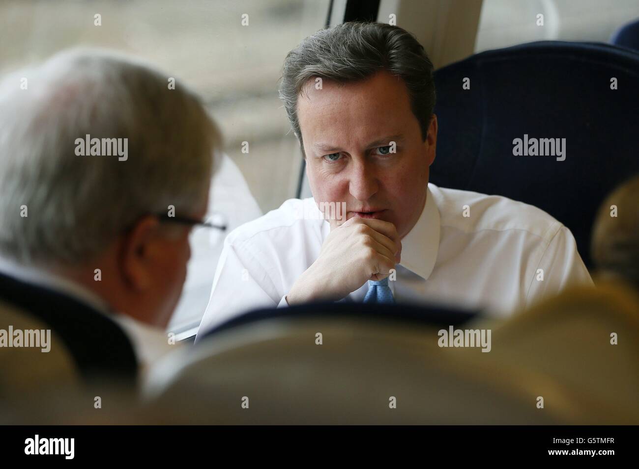 Premierminister David Cameron reist mit dem Zug zu einer regionalen Kabinettssitzung nach Leeds. Stockfoto